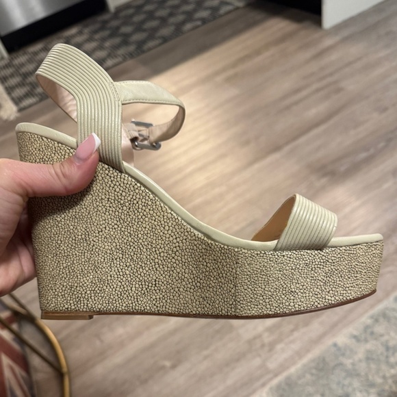 Elie Tahari Cream Leather Wedges - Picture 4 of 11